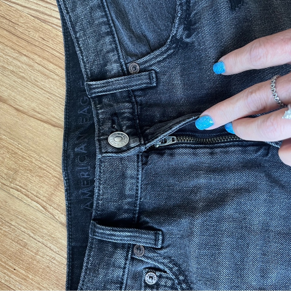 New AMERICAN EAGLE HIGHEST RISE 90’S BOYFRIEND SHORTS DISTRESSED FRAY BLACK JEAN - Picture 2 of 9